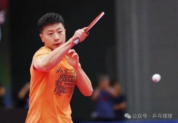 以向前为主, 手腕保持固, 球已下落才