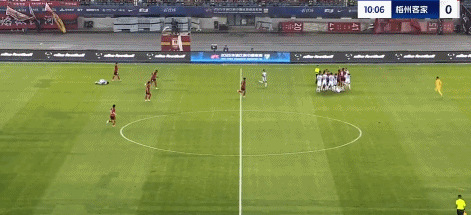 了亚泰球员, 奇会将球踢 了亚泰球员, 奇会将球踢